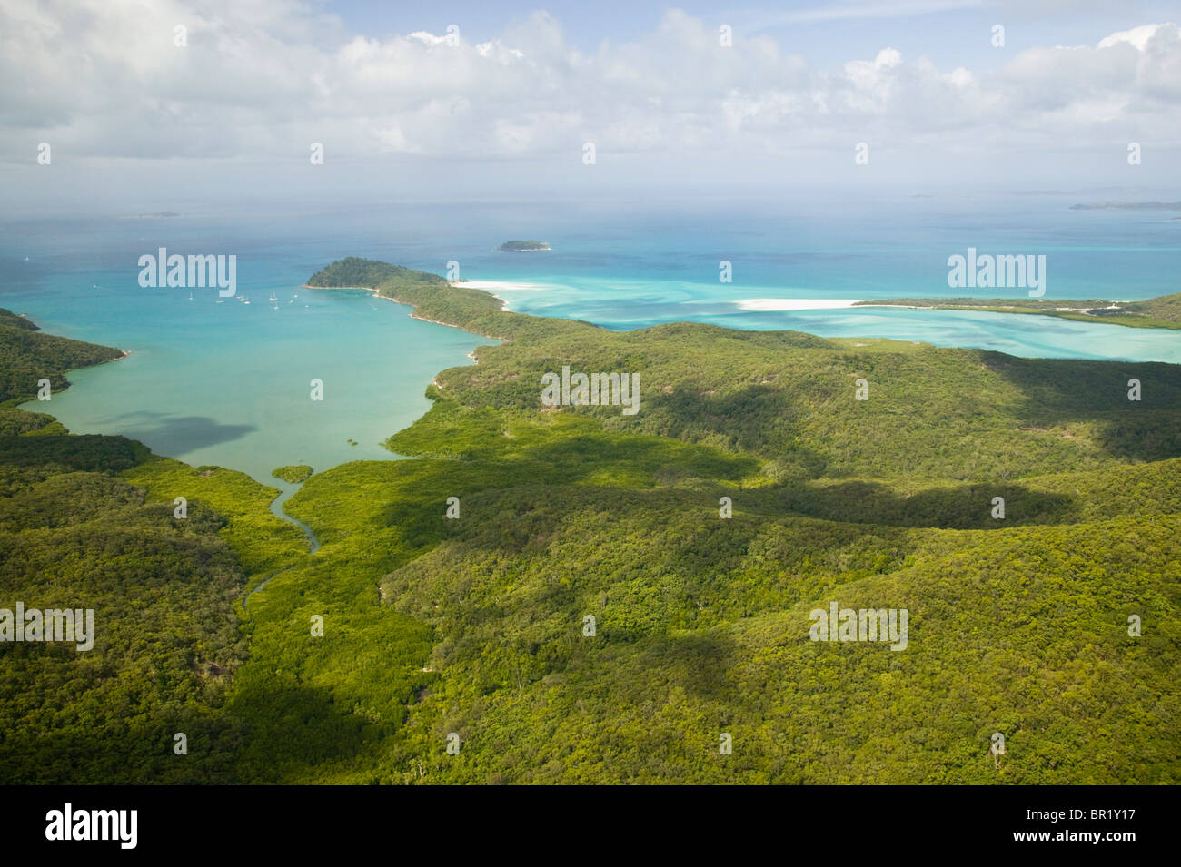 L'Australie, Queensland, Whitsunday Coast, Whitsunday Islands. Vue aérienne vers Whitehaven Beach. Banque D'Images