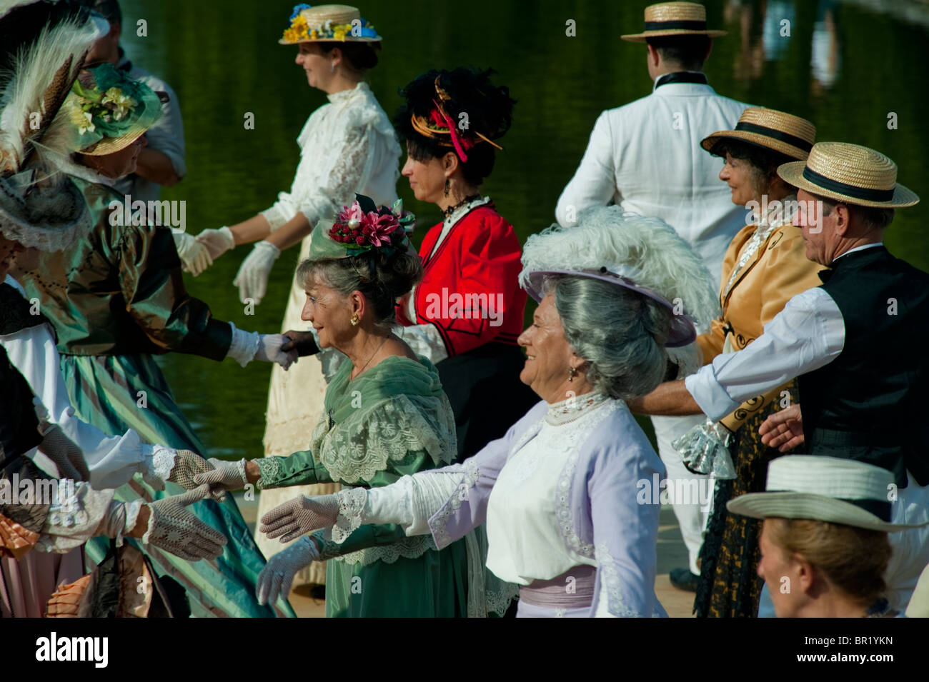 Femmes victoriennes, France - couples seniors français dansant, 'Chateau de Breteuil', Choisel, foule habillée en costume d'époque traditionnel, robe de fantaisie, à Dance Ball Event, journées du Patrimoine, activités seniors, retraités Fun, Retro, profil de femme victorienne Banque D'Images