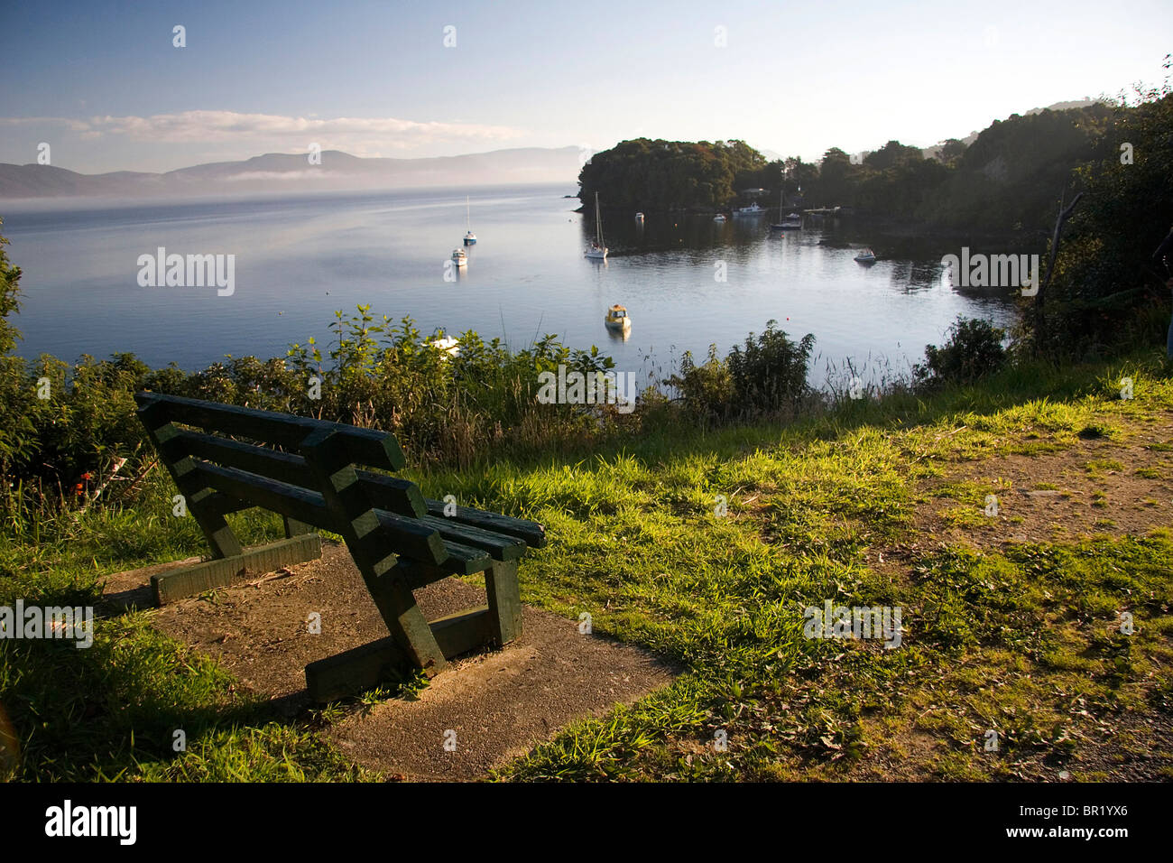 Steward Island, en Nouvelle-Zélande. Surplombant le port pittoresque et de la plage et sur l'île de Stewart. Banque D'Images