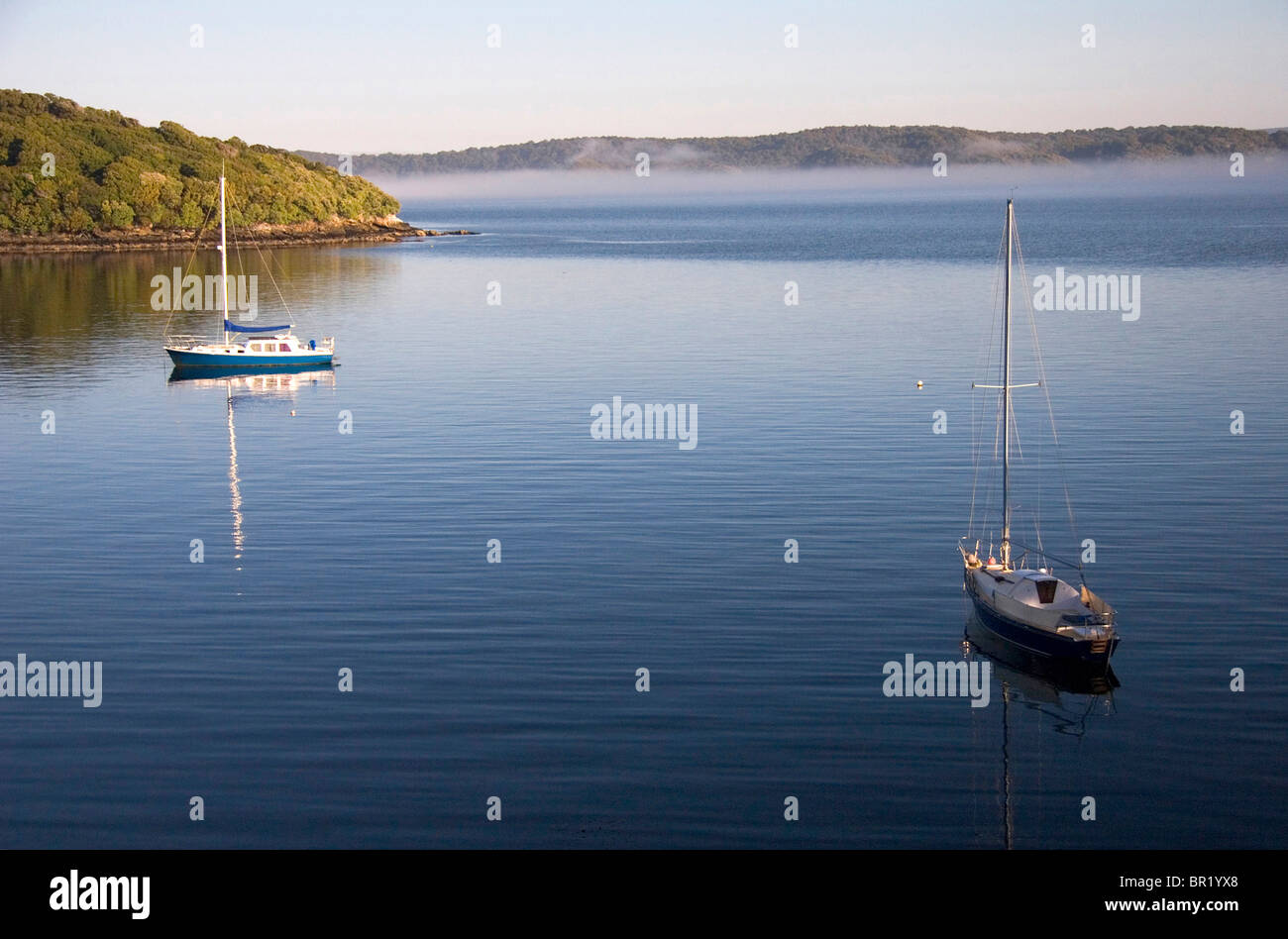 Steward Island, en Nouvelle-Zélande. Surplombant le port pittoresque et de la plage et sur l'île de Stewart. Banque D'Images