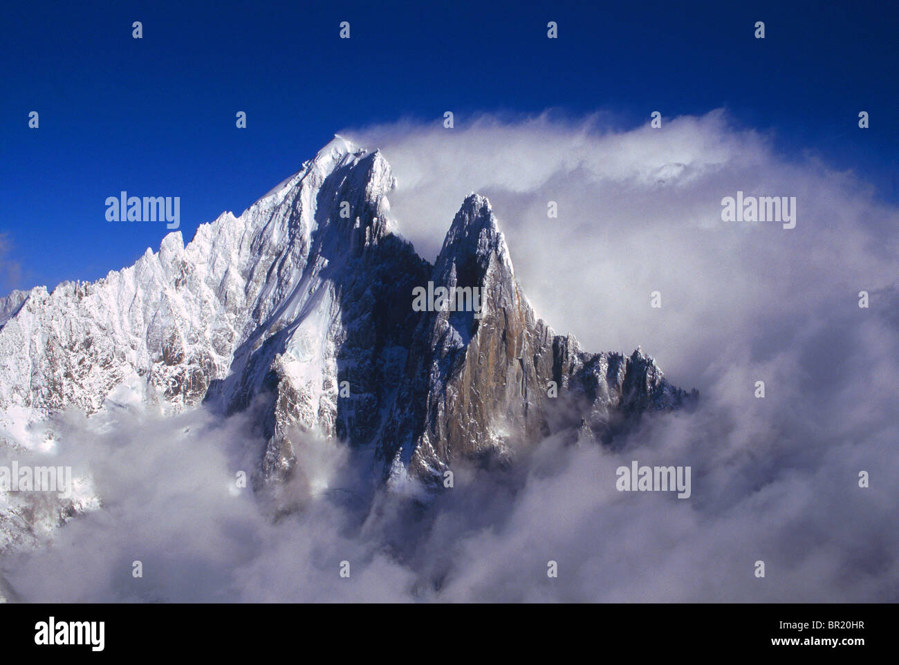 Les Drus dans les nuages, massif du Mont Blanc Banque D'Images