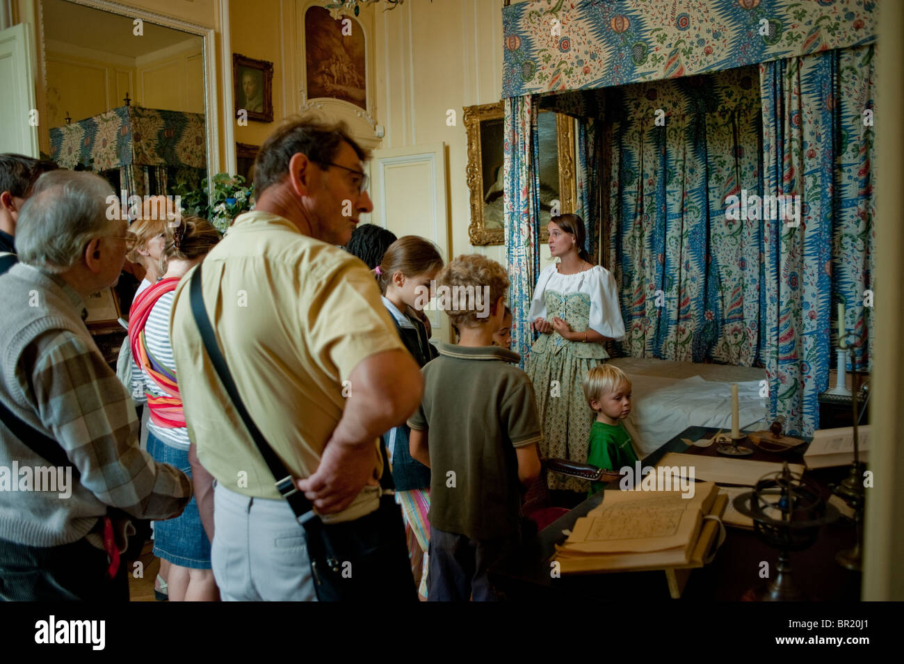 France - foule de touristes visitant le monument historique français, 'Chateau de Breteuil' dans, Choisel, Guide touristique menant des groupes à l'intérieur Chambre PATRIMOINE JOURNEES, musée Banque D'Images