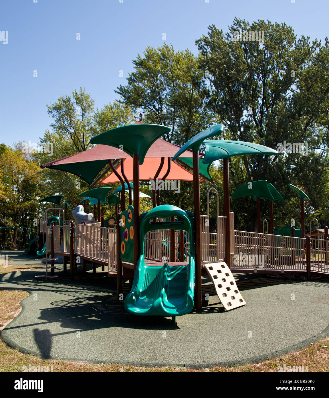 Aire de jeux pour enfants moderne dans parc verdoyant avec des diapositives et des portiques Banque D'Images