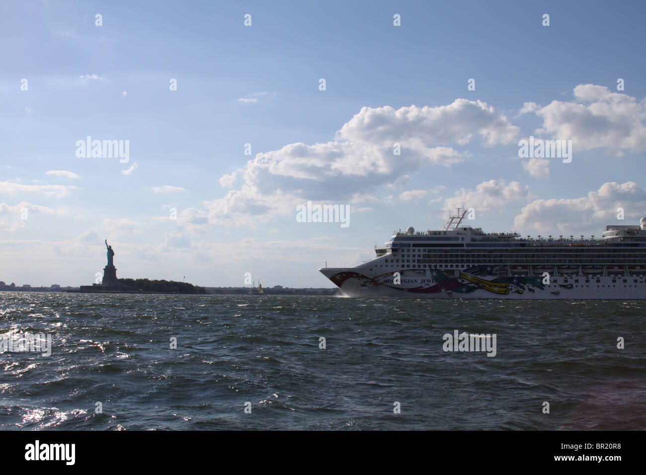 Nouveau York-September 4, 2010- norvégiens Jewel cruise ship approching la Statue de la liberté sur la Rivière Hudson Banque D'Images