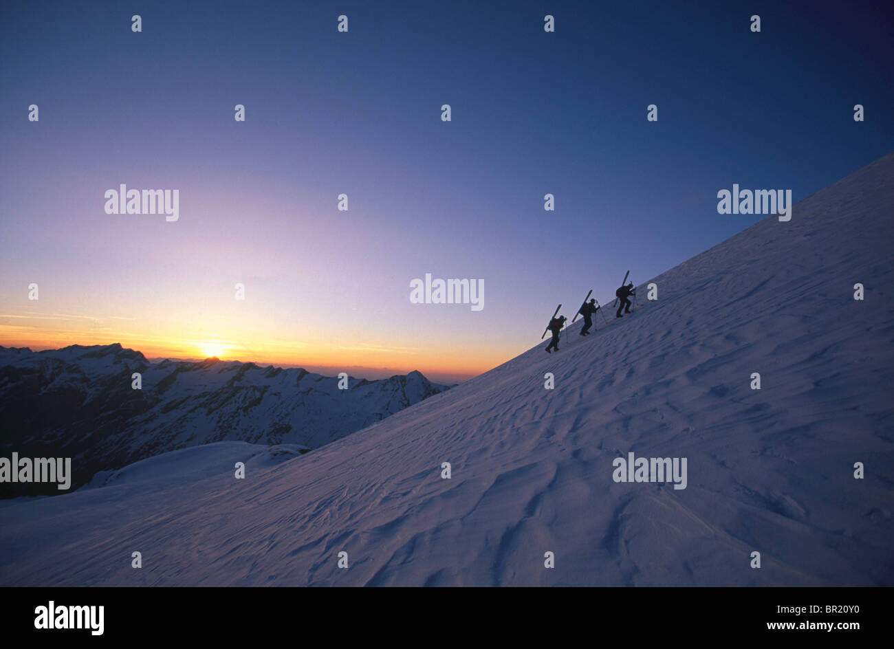 Ski-alpinistes sur le flanc d'une montagne. Banque D'Images