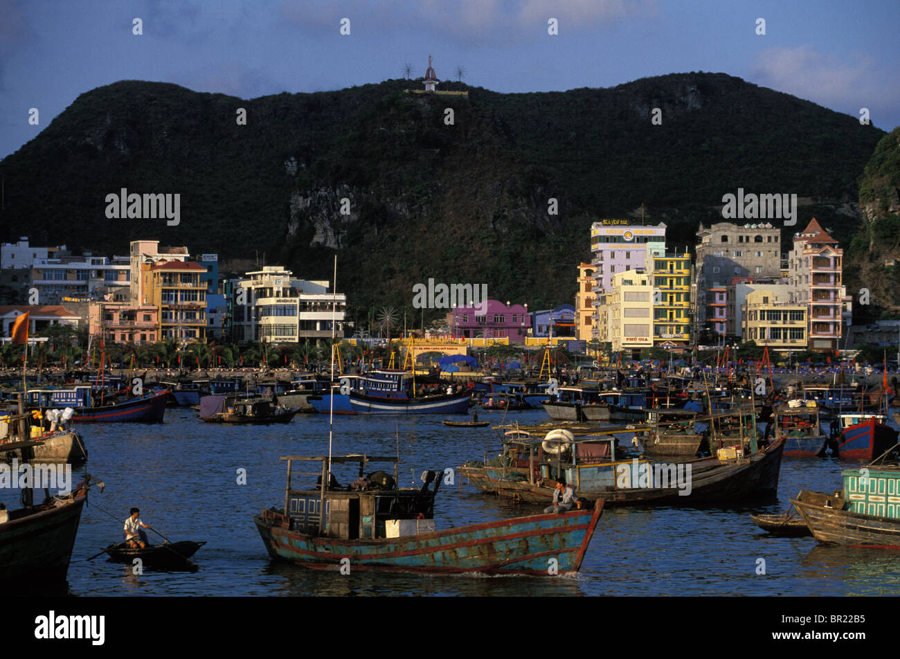 Des gens qui travaillent sur les bateaux d'ordure à Cat Ba, au Vietnam. Banque D'Images