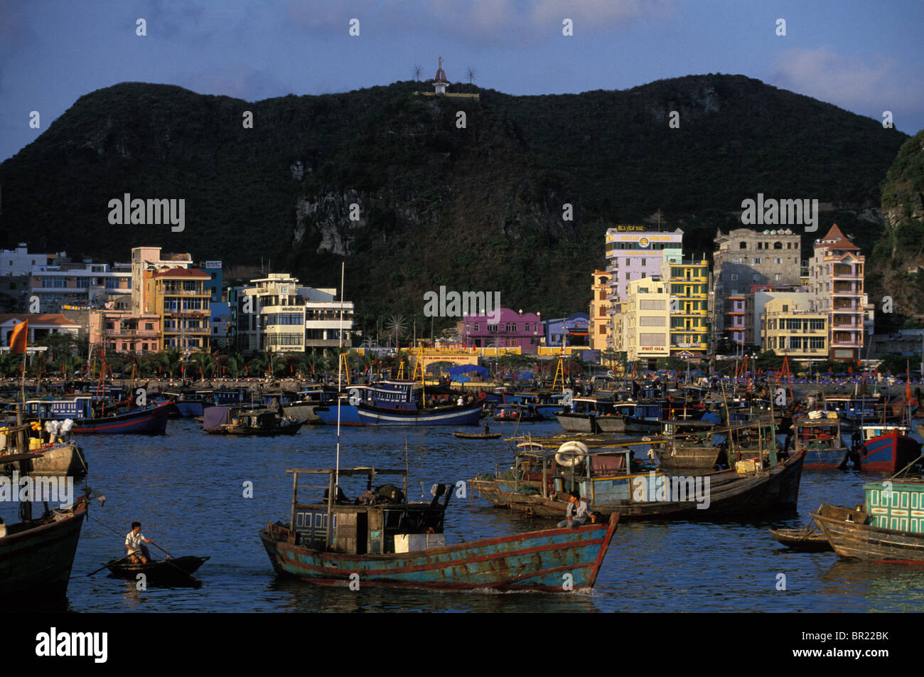 Des gens qui travaillent sur les bateaux d'ordure à Cat Ba, au Vietnam. Banque D'Images