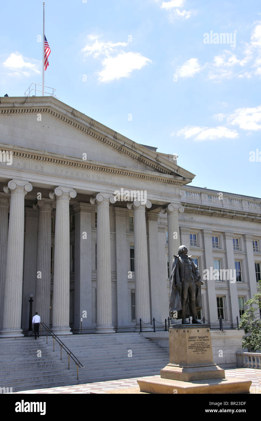 Albert Gallatin statue devant le bâtiment du Trésor des États-Unis à Washington DC, USA Banque D'Images