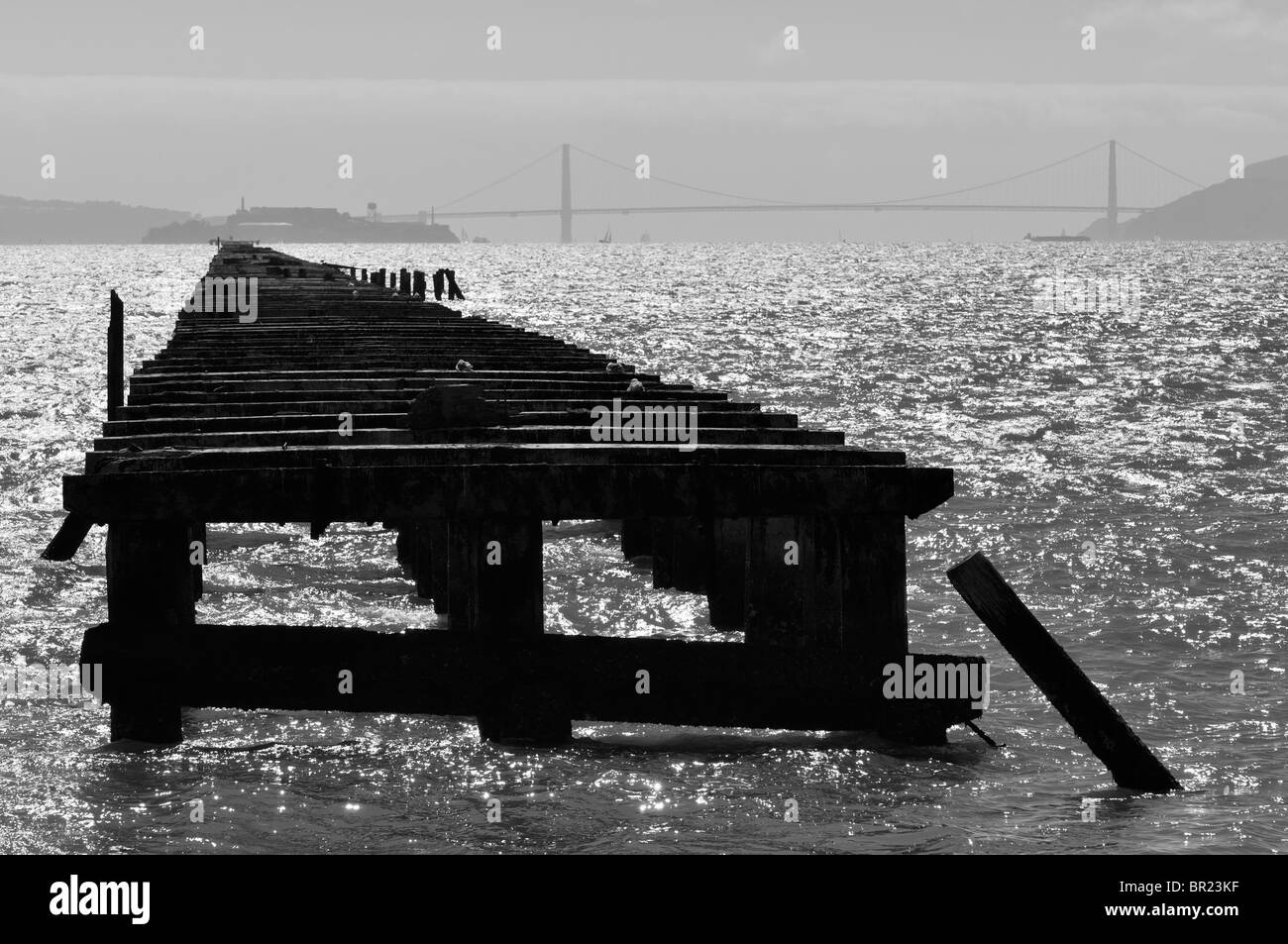 Berkeley Pier (initialement long de 3.5 kilomètres) en direction de San Francisco, Alcatraz et le Golden Gate Bridge, CA Banque D'Images