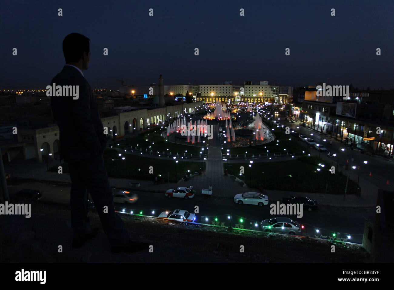 Un homme kurde le regard sur le centre-ville de l'ancienne citadelle de la ville d'Erbil arbil irbil, aussi orthographié ou la capitale de la région du Kurdistan dans le nord de l'Iraq. Banque D'Images