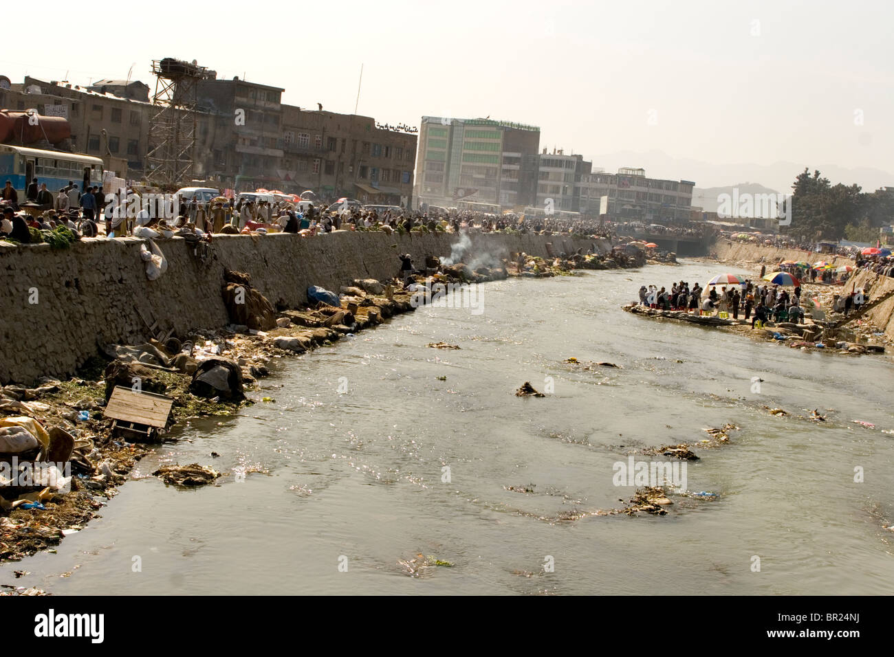 Marché intérieur le long des rives de la rivière Kaboul. Banque D'Images