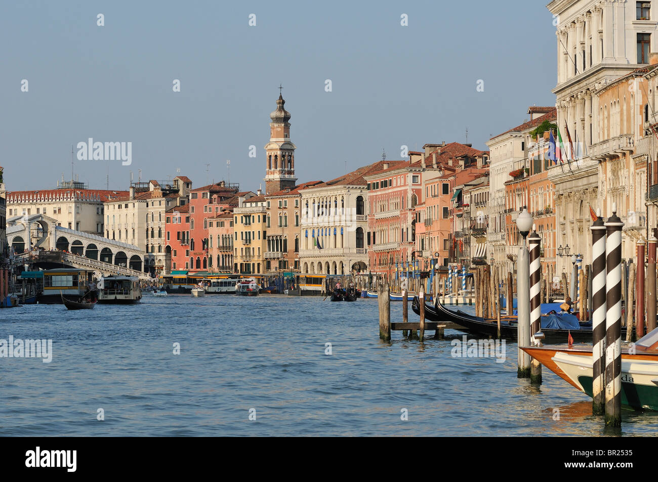 Venise. L'Italie. Vue sur le Grand Canal et le Pont du Rialto. Banque D'Images