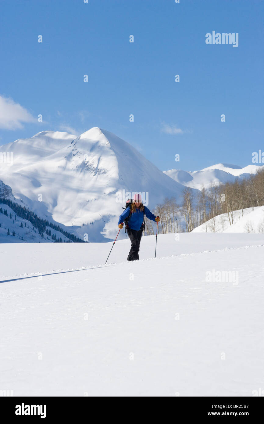 Femme ski de fond, au Colorado. Banque D'Images