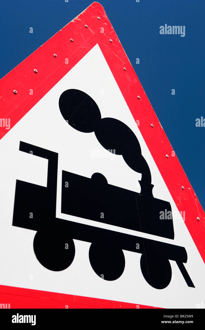 Signe d'avertissement de passage à niveau garde-corps ciel bleu Banque D'Images