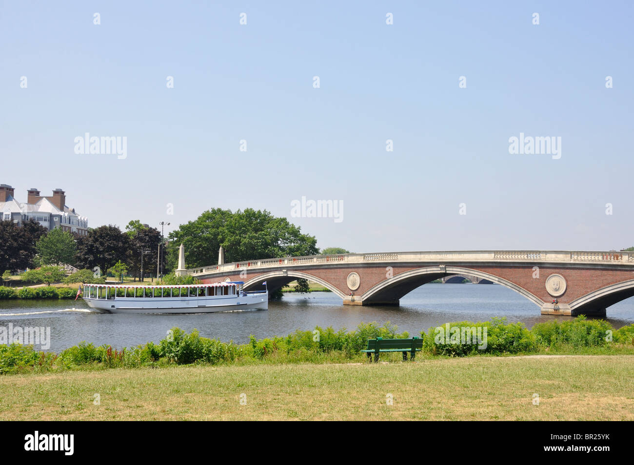 Le John W. Semaines Bridge, une passerelle au-dessus de la Charles River, Cambridge et reliant Boston, Massachusetts, USA Banque D'Images