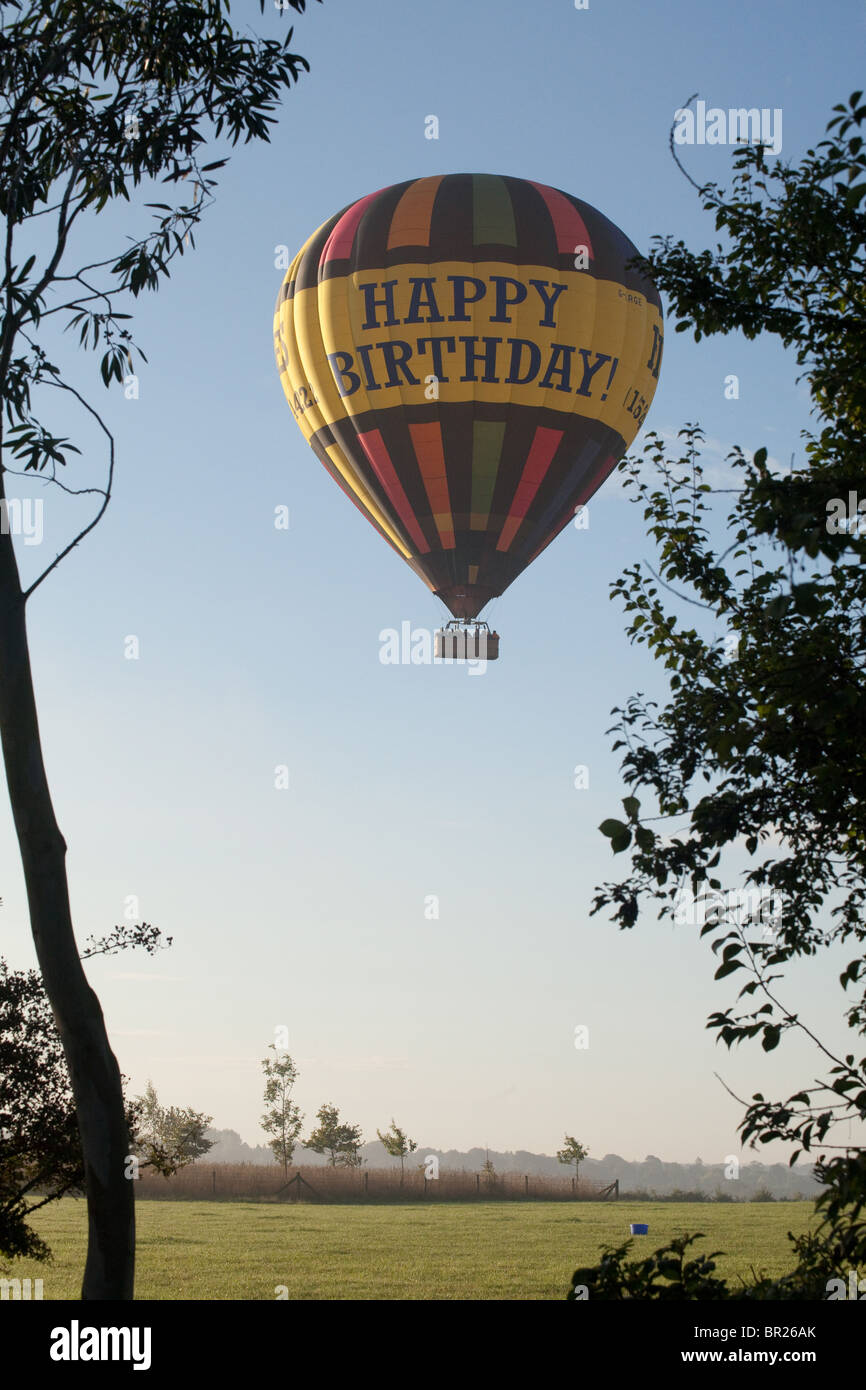 Joyeux Anniversaire Montgolfiere Sur Hampshire Angleterre Royaume Uni Photo Stock Alamy Joyeux Anniversaire Montgolfiere Sur Hampshire Angleterre Royaume Uni Photo Stock Alamy