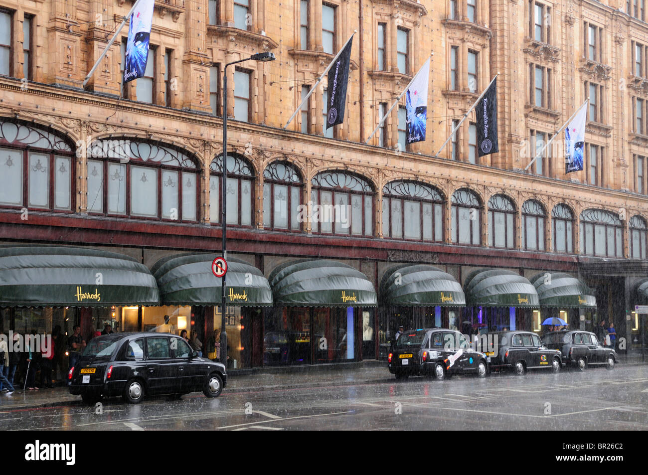 Harrods dans une averse, Brompton Road, Knightsbridge, Londres, Angleterre, Royaume-Uni Banque D'Images