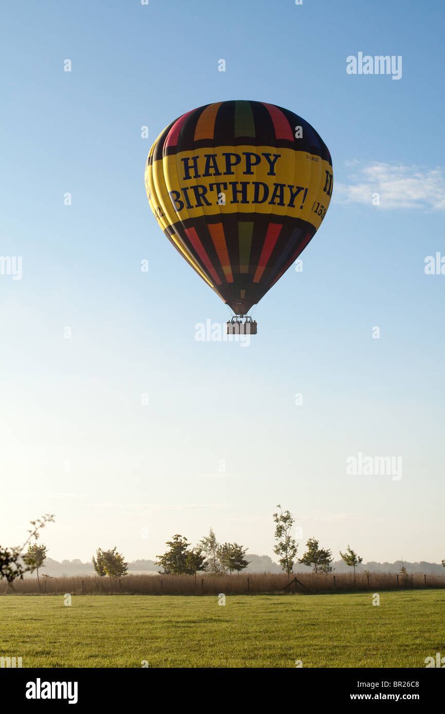 Joyeux Anniversaire Montgolfiere Sur Hampshire Angleterre Royaume Uni Photo Stock Alamy Joyeux Anniversaire Montgolfiere Sur Hampshire Angleterre Royaume Uni Photo Stock Alamy