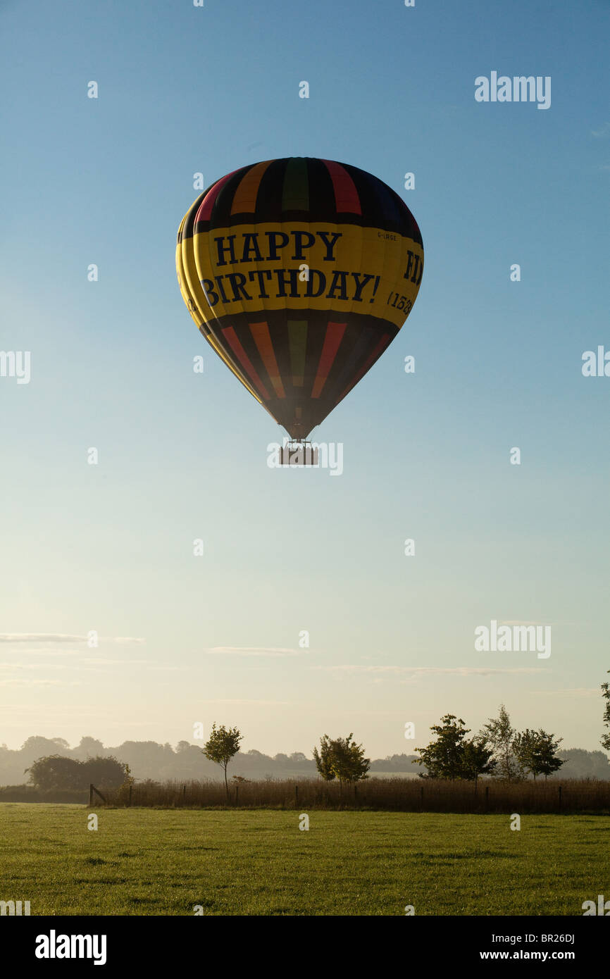Joyeux Anniversaire Montgolfiere Sur Hampshire Angleterre Royaume Uni Photo Stock Alamy Joyeux Anniversaire Montgolfiere Sur Hampshire Angleterre Royaume Uni Photo Stock Alamy