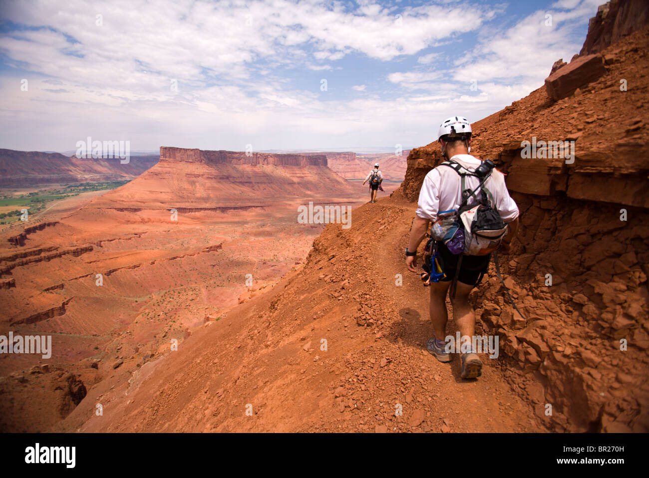 Randonnée aventure le long d'un sentier dans une course dans Moab, Utah (Silhouette). Banque D'Images
