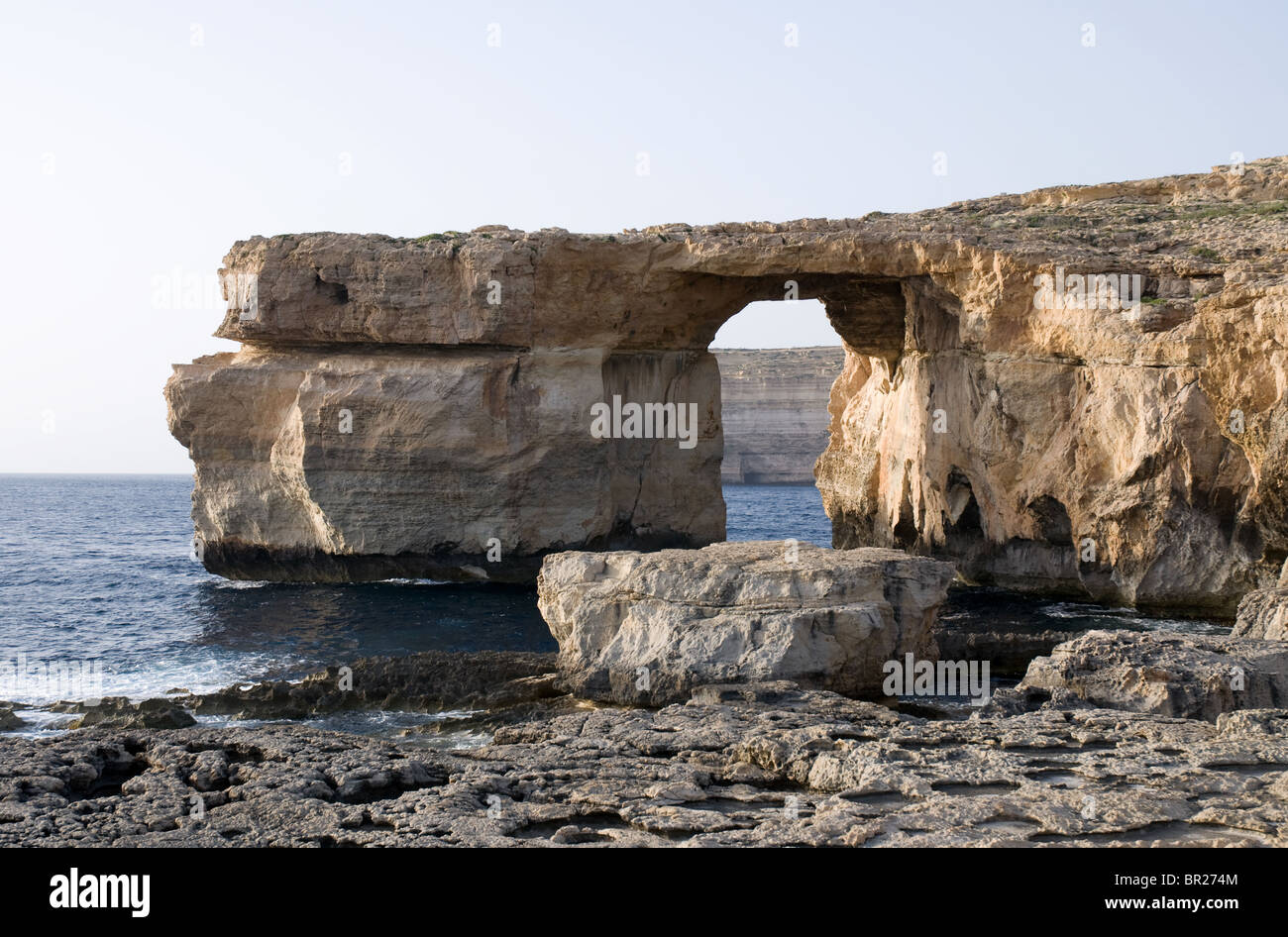 Fenêtre d'azur Dwerjra Gozo Malte natural stone arch Banque D'Images