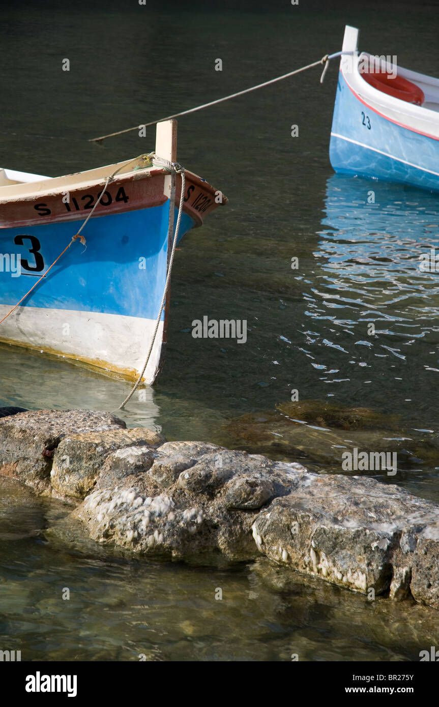 Deux petits bateaux en bois amarré avec des cordes numéro 3 et 13 Banque D'Images