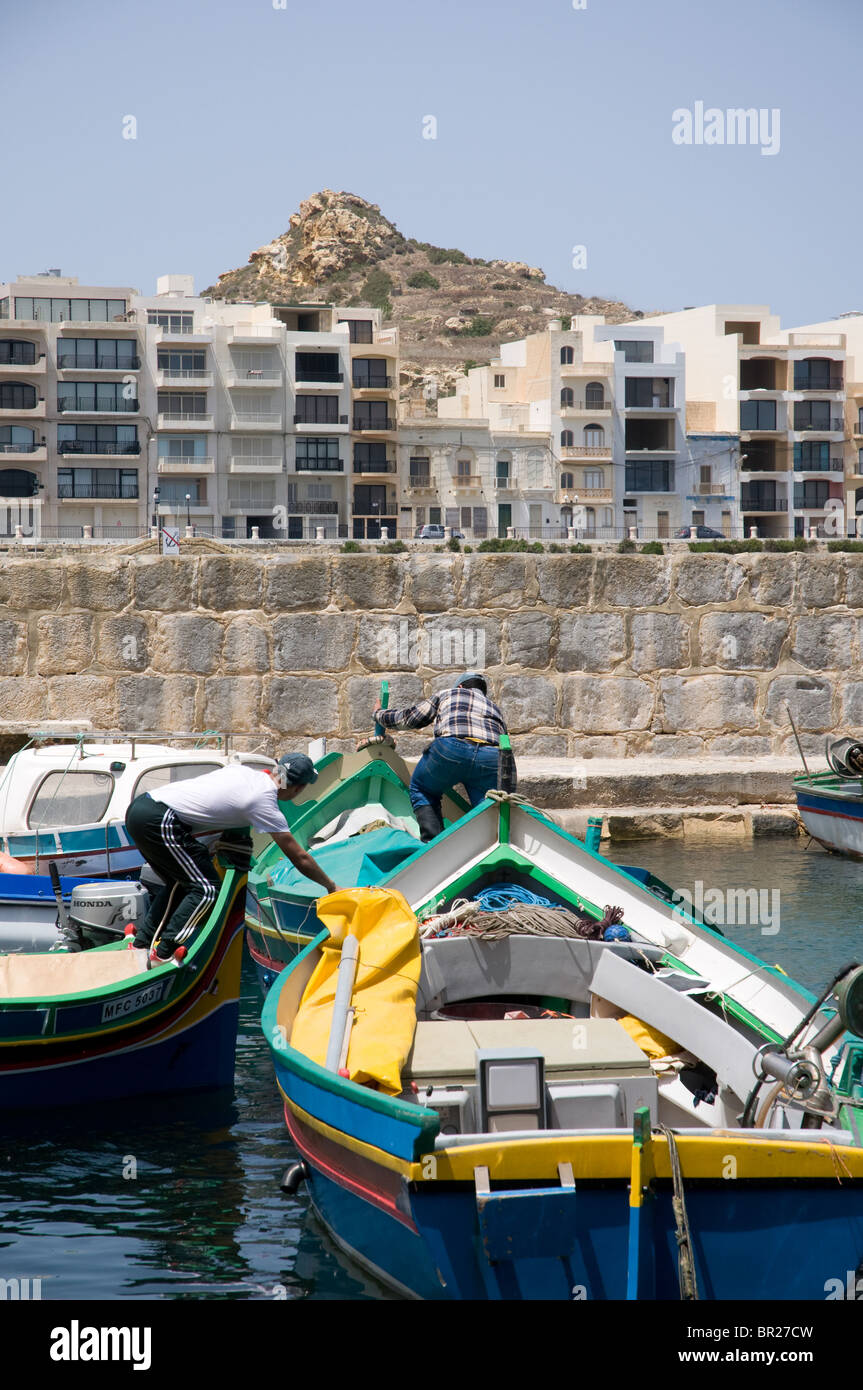 Les pêcheurs dans le port de Marsalforn Gozo Malte Banque D'Images