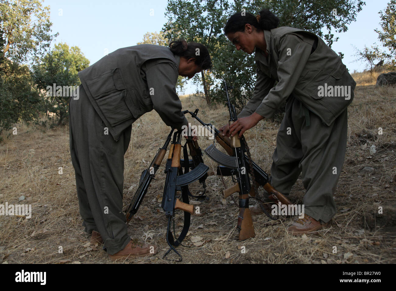 Les femmes kurdes les combattants du Parti des Travailleurs du Kurdistan ou PKK avec leur kalachnikov AK-47 dans les montagnes de Qandil une région montagneuse du Kurdistan iraquien près de la frontière entre l'Irak Banque D'Images