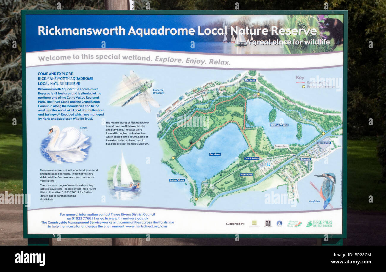 Une commission d'information du public, un avis avec détails de Rickmansworth Aquadrome une réserve naturelle locale, forêt mixte et les lacs Banque D'Images