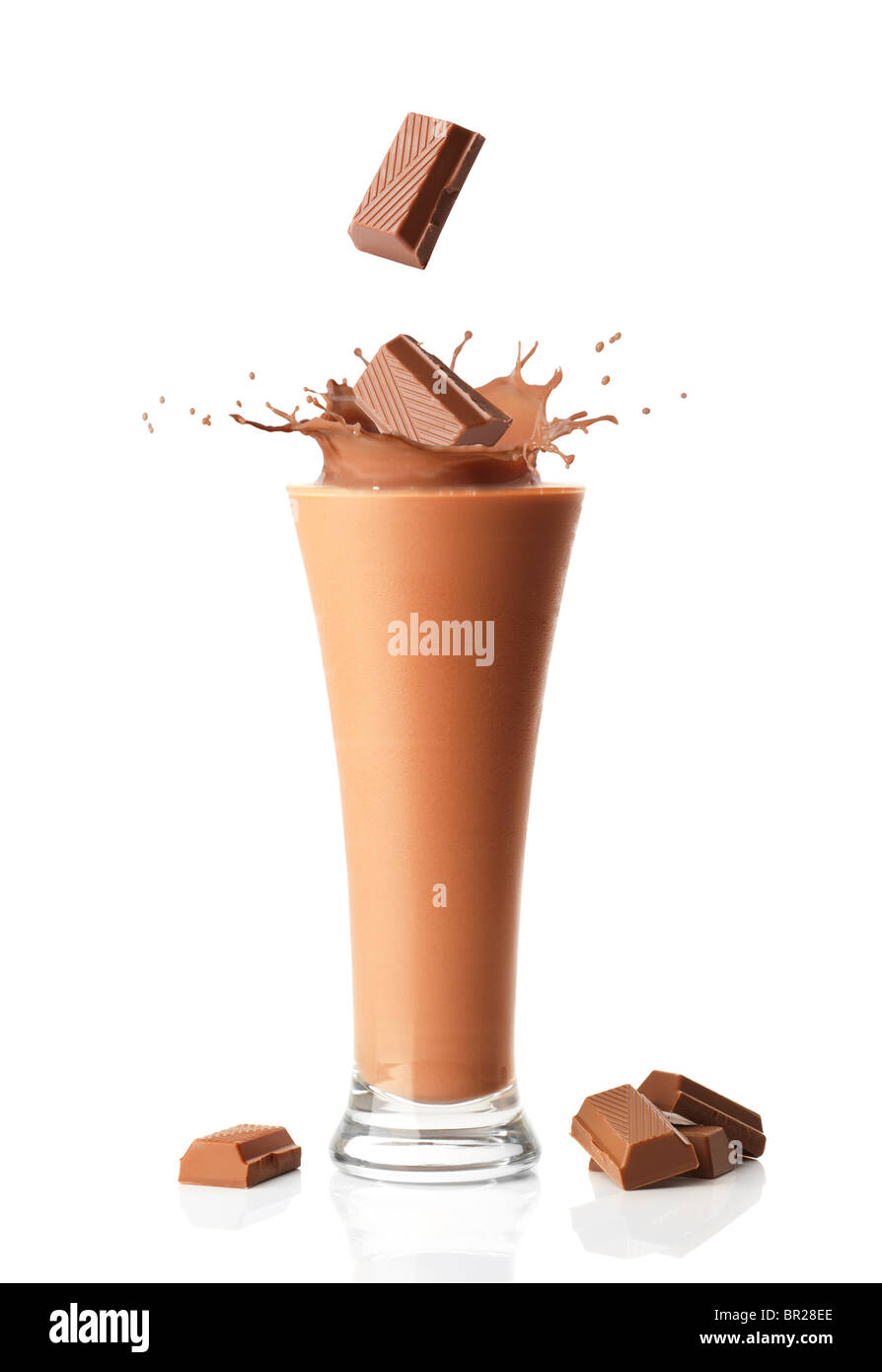 Milkshake smoothie chocolat morceaux de chocolat avec des projections dans c Banque D'Images