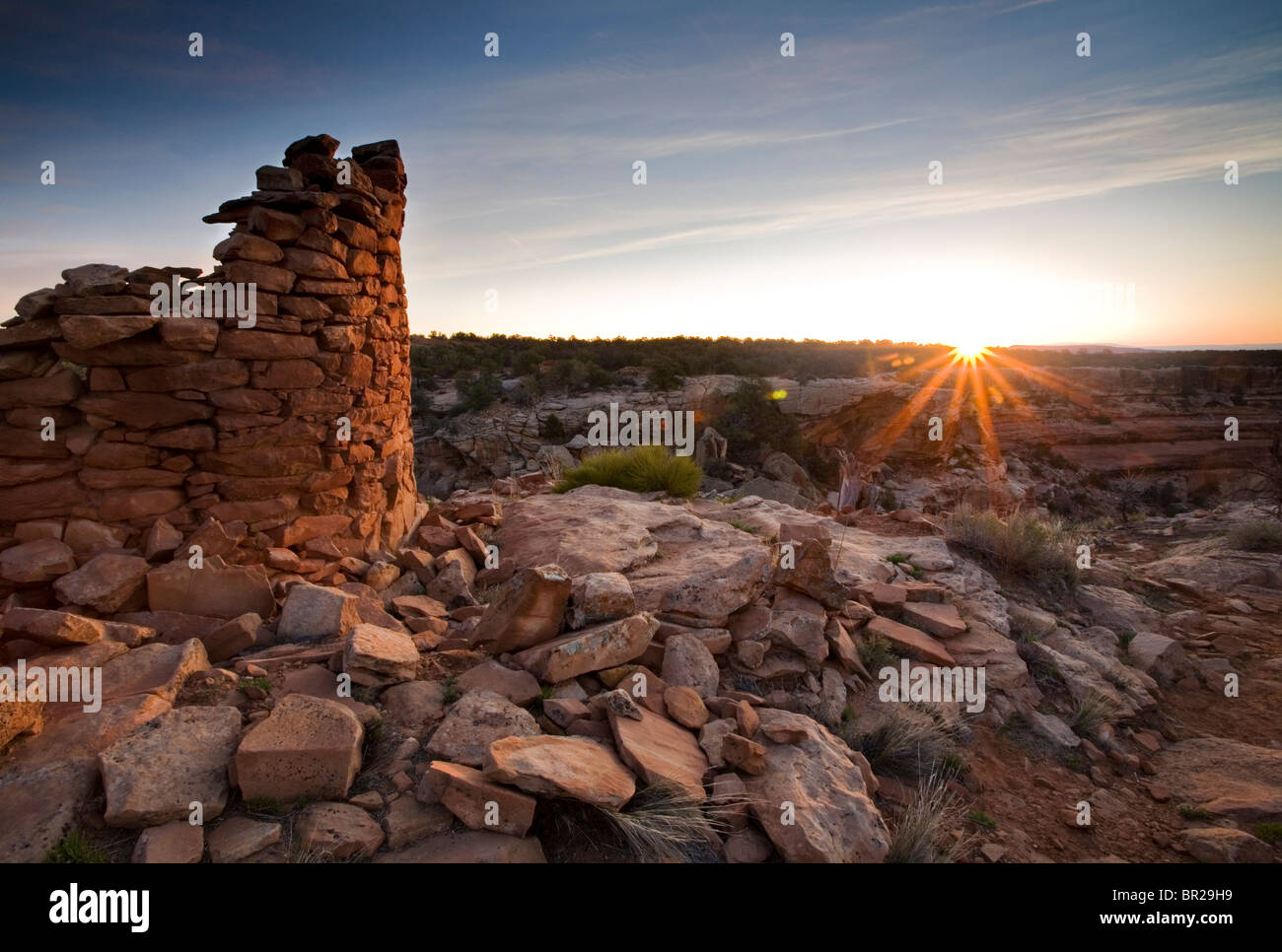 L'une des ruines indiennes Tour Mule Canyon au lever du soleil dans la région de Cedar Mesa dans l'Utah. Banque D'Images