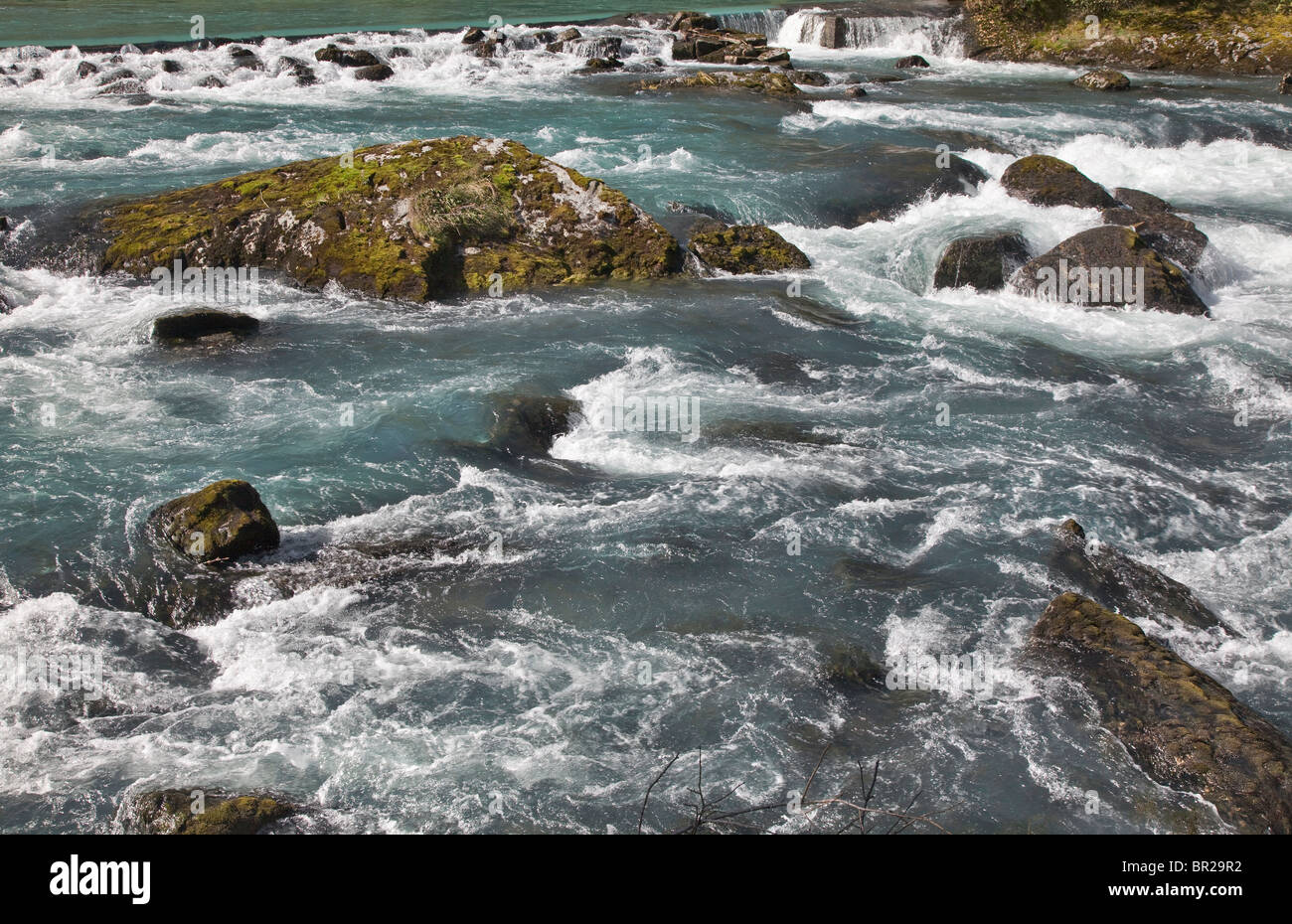 L'eau de source glaciaire rapids, Olden, Norvège. L'eau glaciaire a une teinte turquoise. Banque D'Images