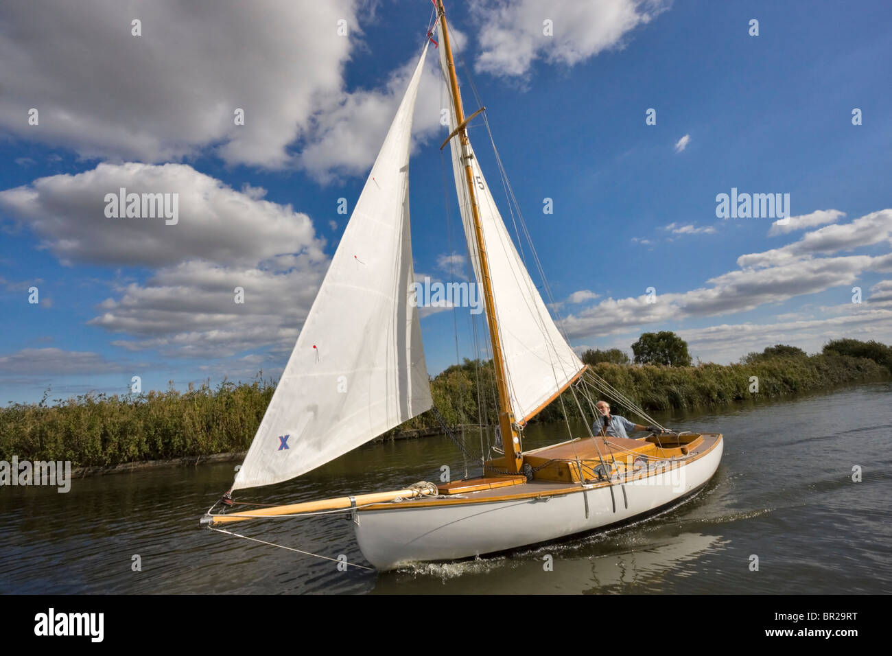 La voile sur les Broads, Norfolk. Un yacht avec gaff rigged navigue dans le parc national en automne Classic" Banque D'Images