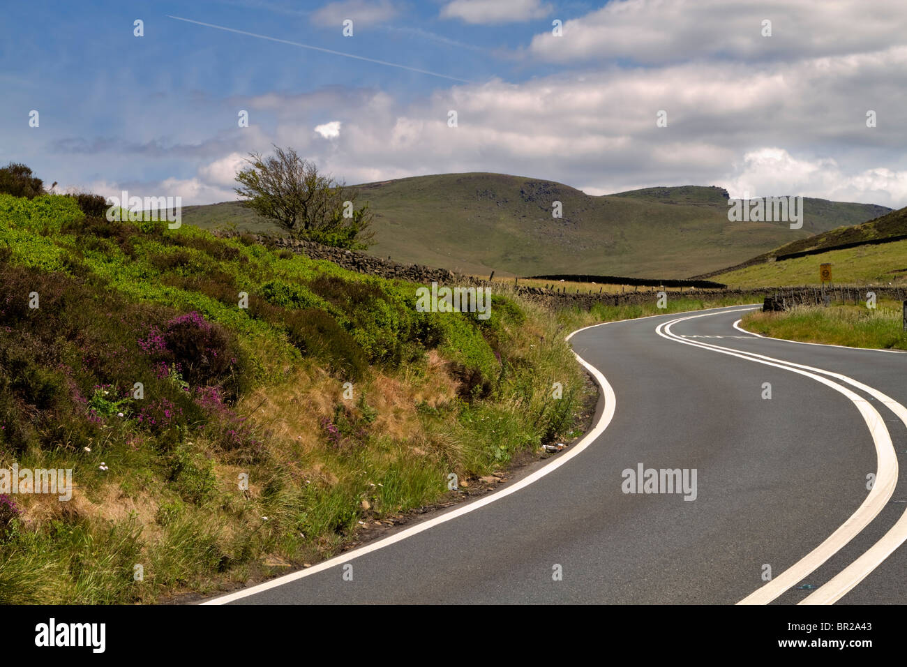 Snake Pass, Pic Noir, Peak District, Derbyshire, une dangereuse route sinueuse avec un taux élevé d'accidents Banque D'Images Snake Pass, Pic Noir, Peak District, Derbyshire, une dangereuse route sinueuse avec un taux élevé d'accidents Banque D'Images