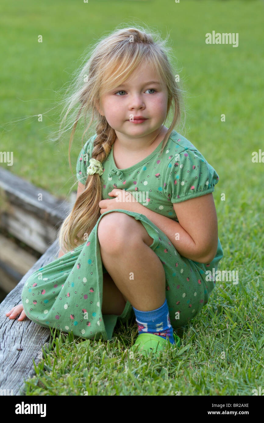 Un 5-ans country girl sur l'herbe, en Floride, aux États-Unis. Banque D'Images