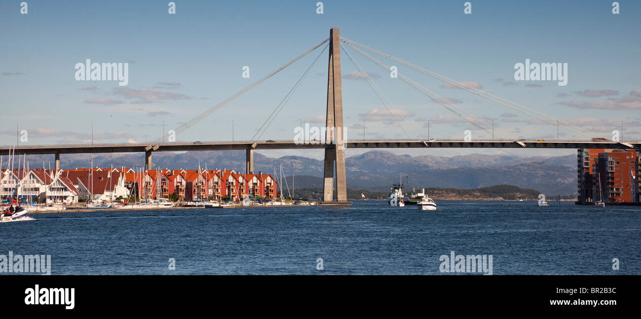 Suspension moderne road bridge, le port, Stavanger, Norvège Banque D'Images