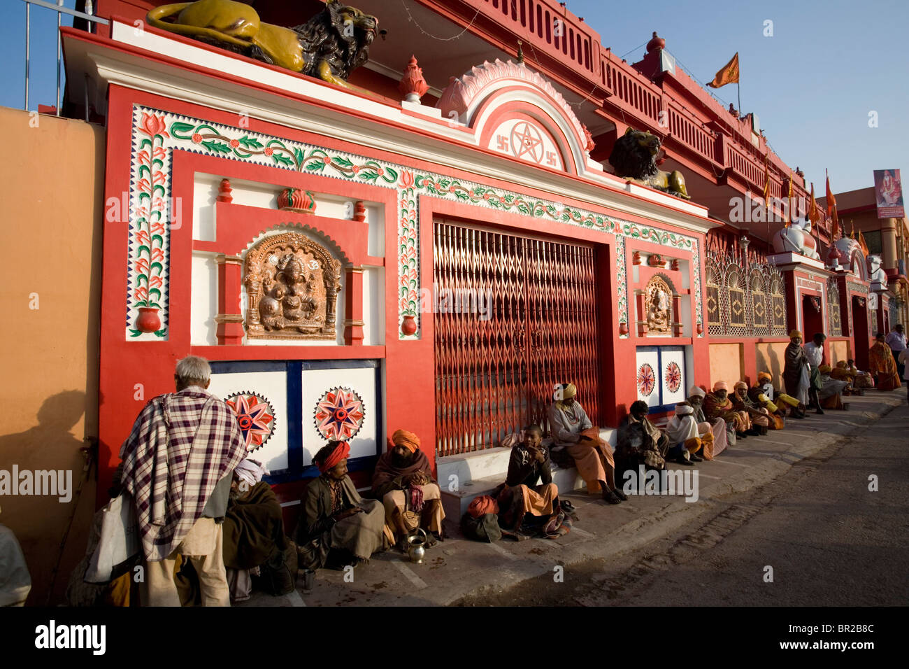 Temple hindou le long de la rive du Gange, festival Kumbh Mela 2010 Haridwar, Uttarakhand, Inde. Banque D'Images