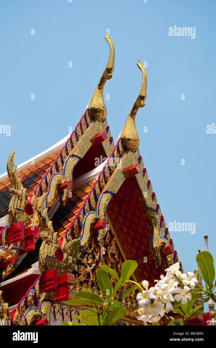 Toit à plusieurs niveaux avec cho fa faîtage sur un viharn au temple bouddhiste de Wat Pho à Bangkok, Thaïlande. Banque D'Images