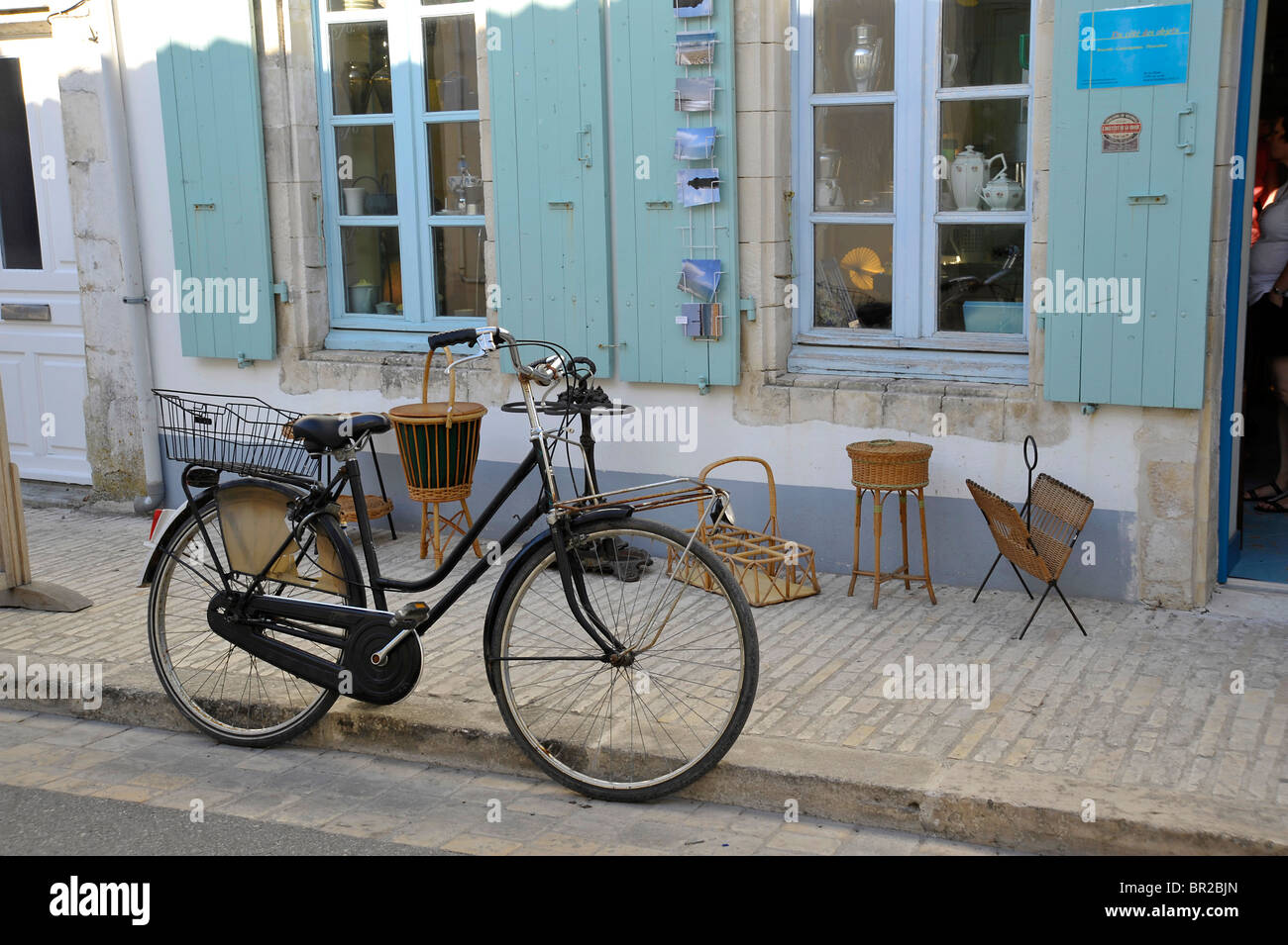 Vieux vélo stationné sur la chaussée à l'extérieur de l'atelier de l'Ile de Ré Poitou Charentes France Banque D'Images