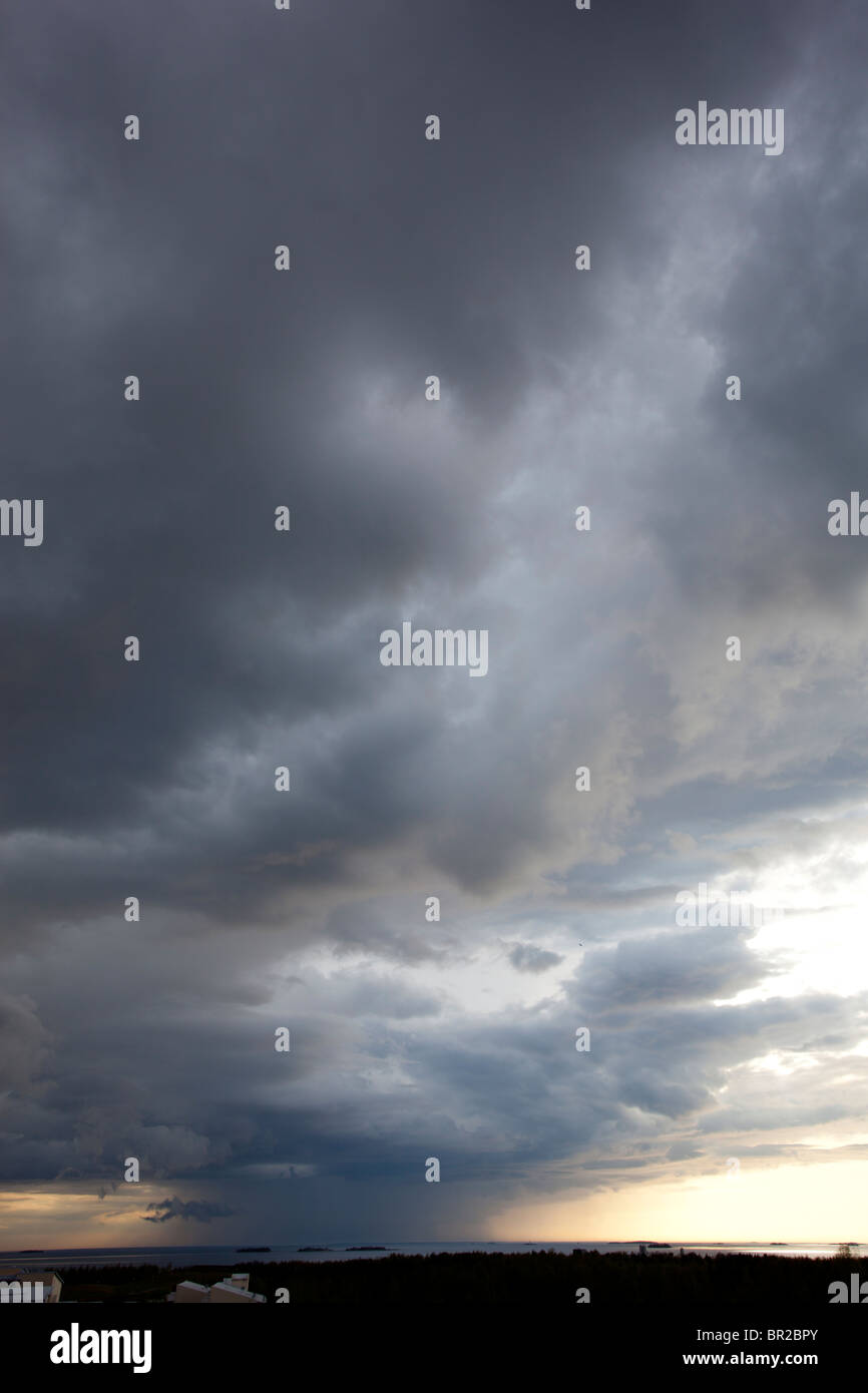 Des nuages de cellules en pleine tempête s'élevant de l'horizon , Finlande Banque D'Images