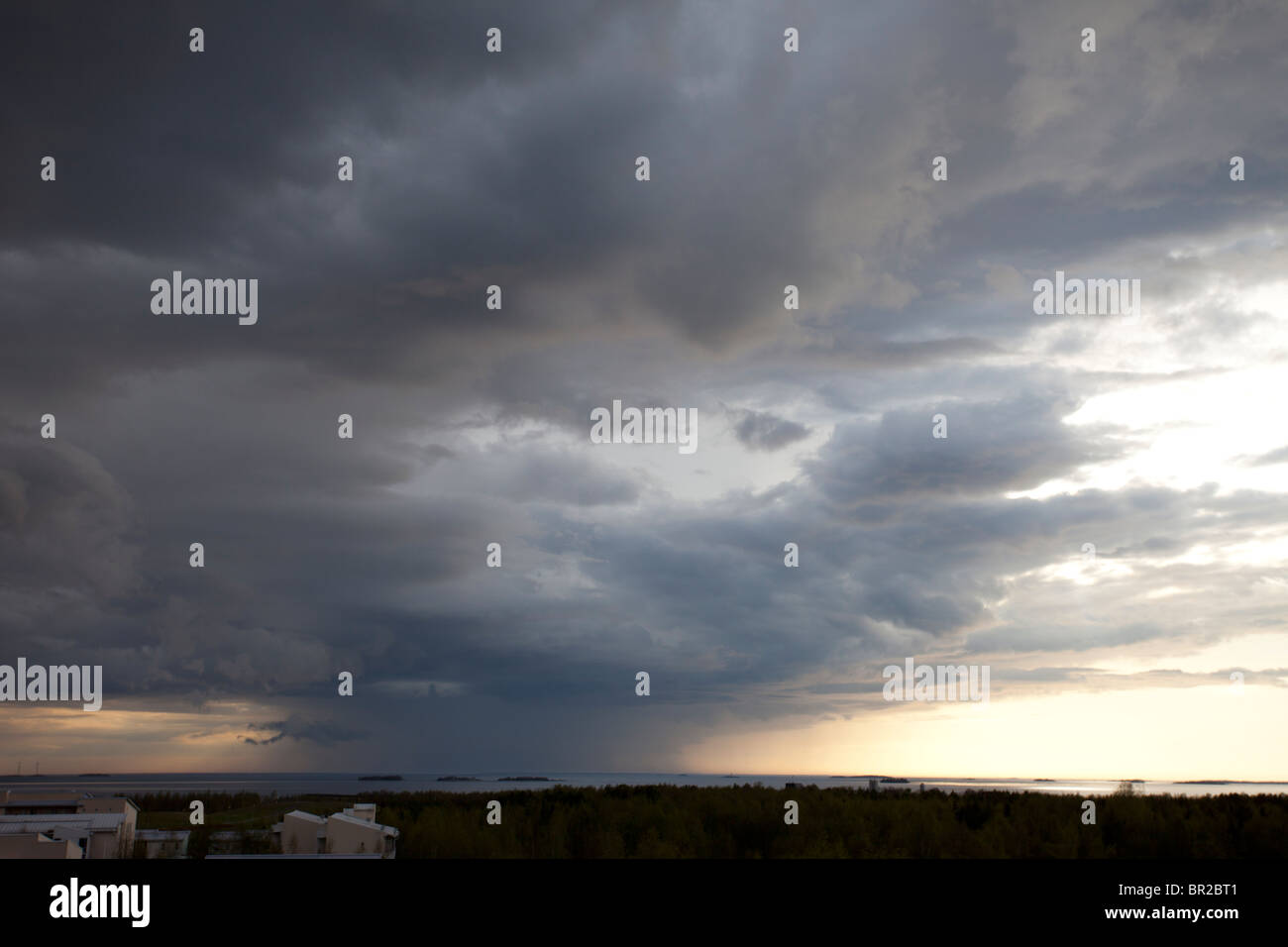 Nuages de pluie qui s'élève de l'horizon . Une cellule pluviale locale au-dessus de la mer. , Finlande Banque D'Images