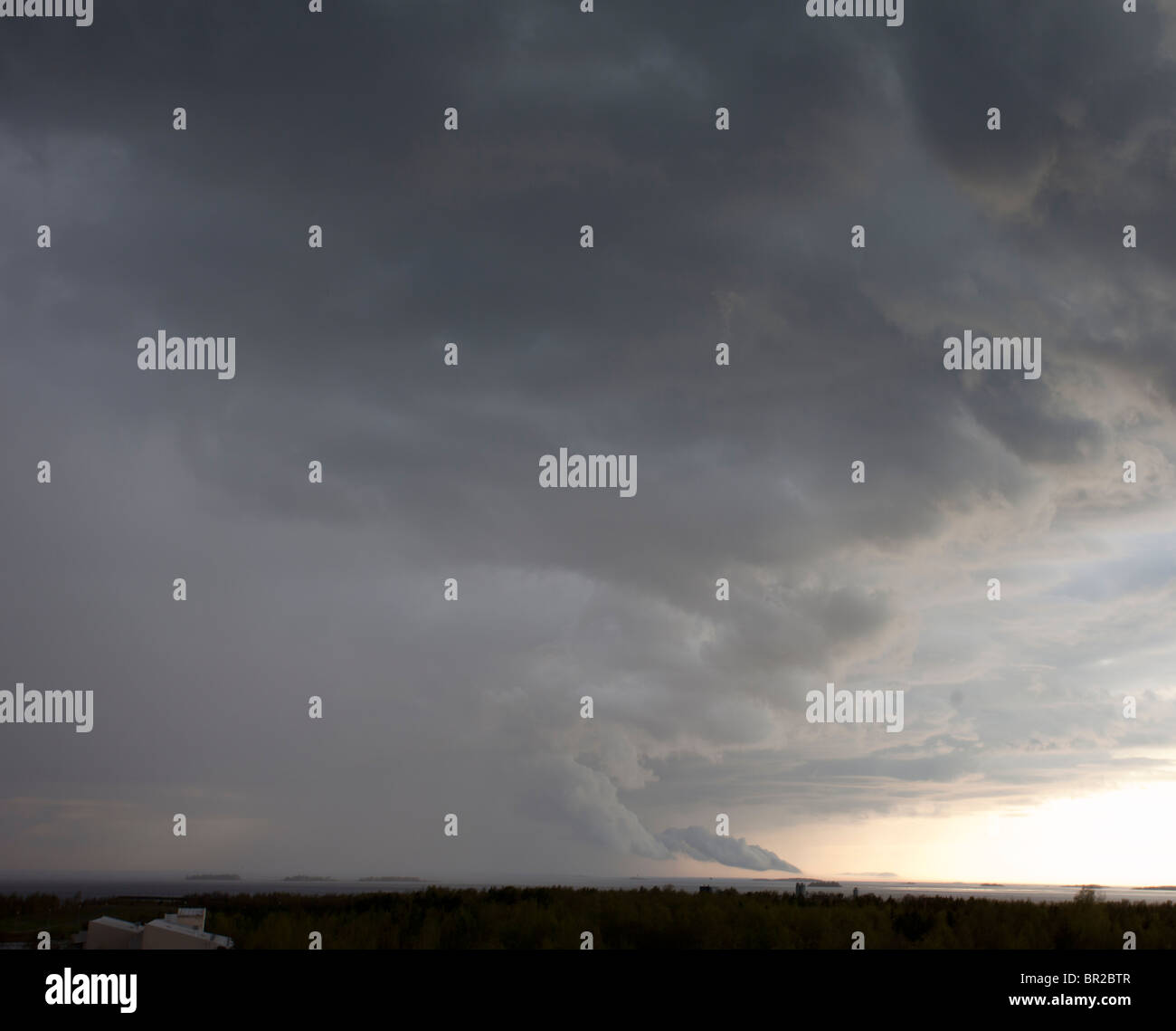 Des nuages en pleine tempête s'élevant de l'horizon , Finlande Banque D'Images