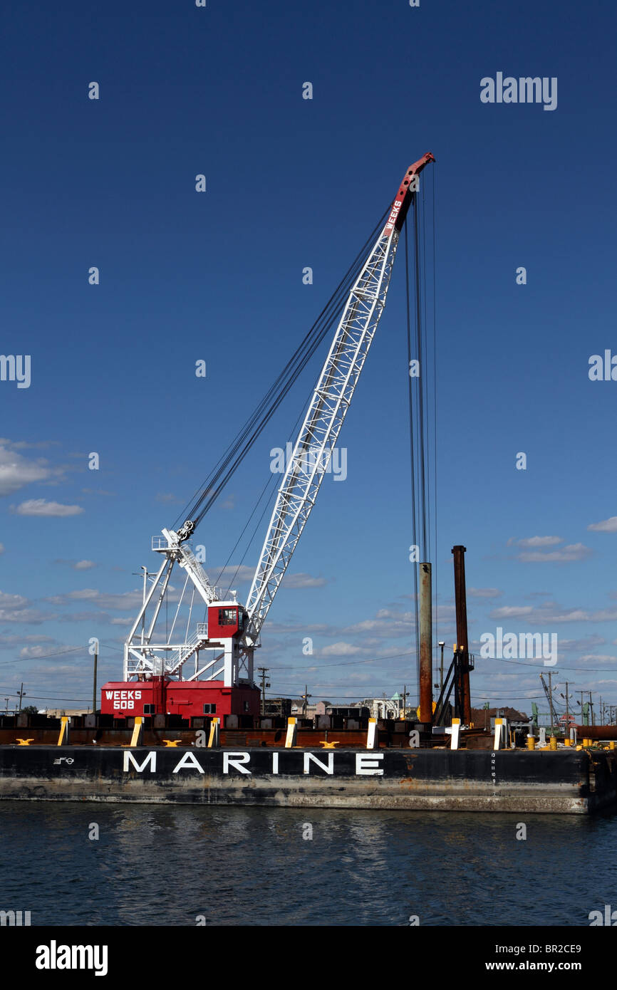 Marine Construction et équipement de dragage en attente d'affectation dans le port de Bayonne, New Jersey, USA. Banque D'Images