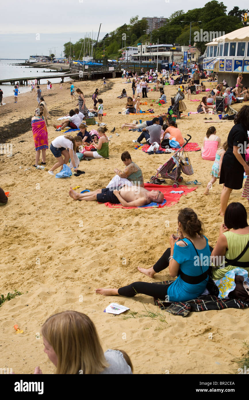 Plage bondée Leigh on Sea Essex England UK Banque D'Images