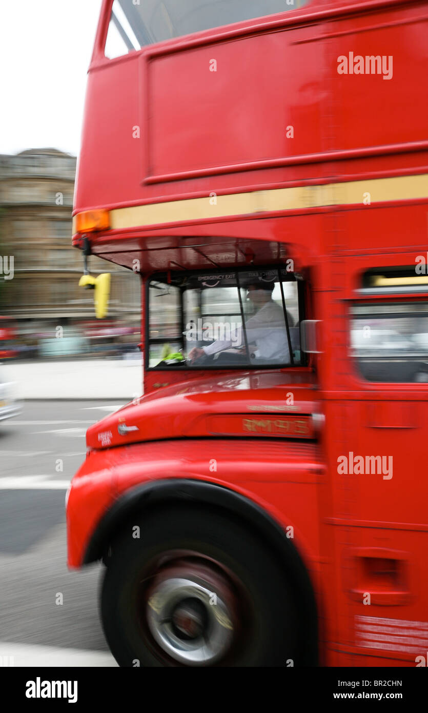 Routemaster bus à la vitesse dans le centre de Londres Banque D'Images