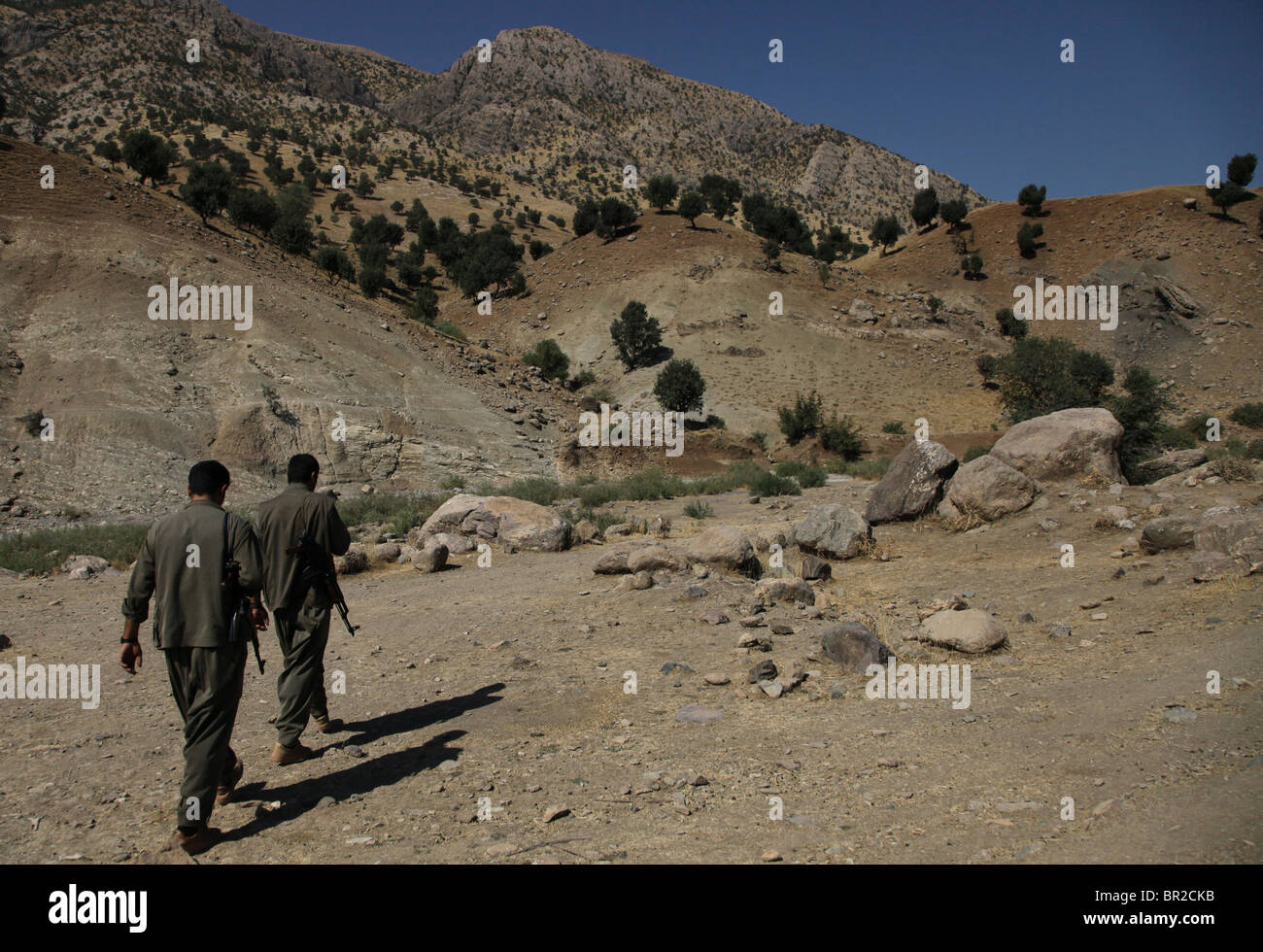 Les combattants kurdes des forces de défense populaires HPG l'aile militaire du Parti des travailleurs du Kurdistan PKK marchent dans les montagnes de Quandil, près de la frontière iranienne au nord de l'Irak Banque D'Images
