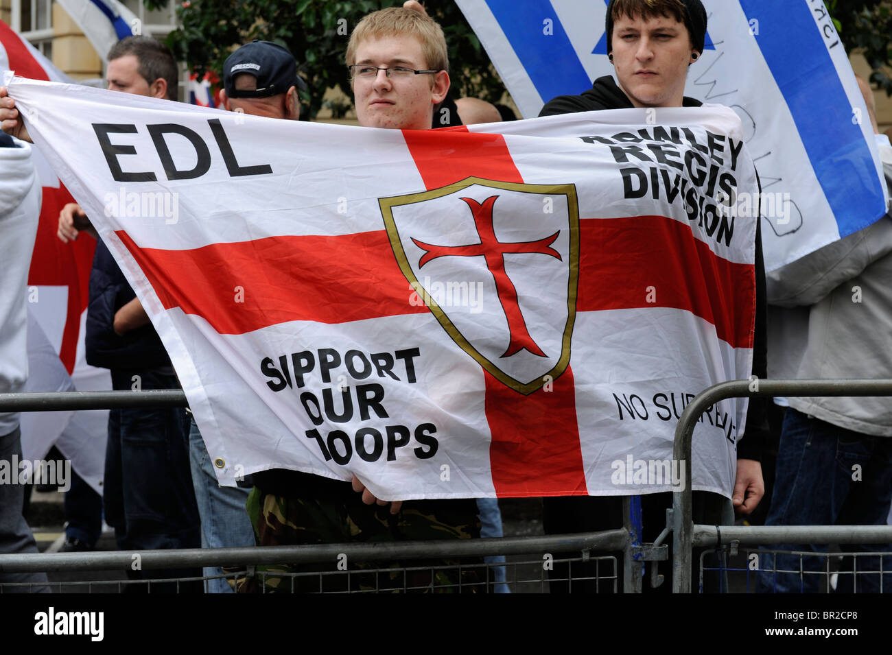 Partisan de l'EDL à protester devant l'ambassade saoudienne Londres Banque D'Images