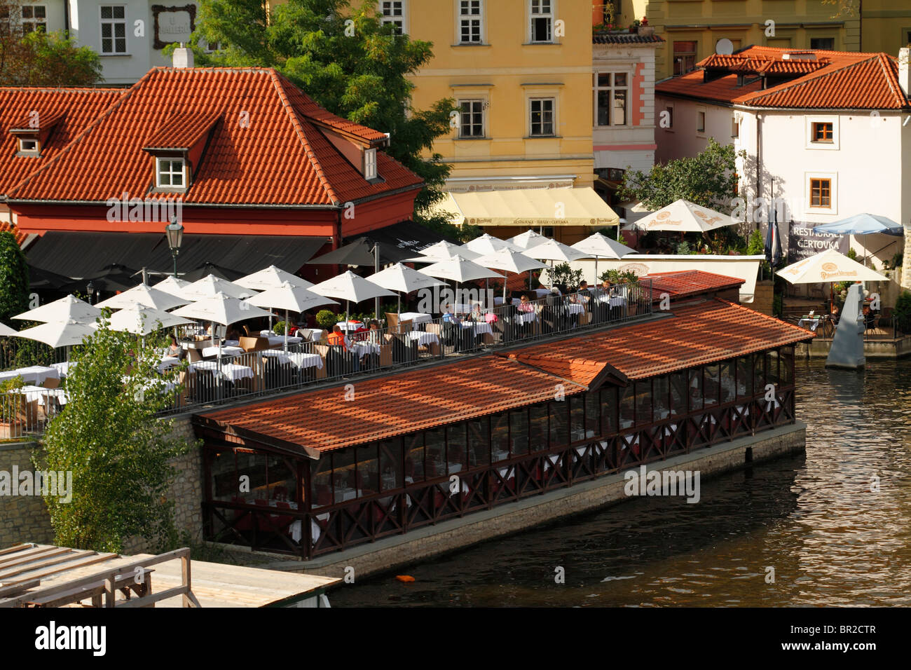Personnes à déjeuner au restaurant Riverside étançonnées Vltava à Prague, en République tchèque, août 2010 Banque D'Images Personnes à déjeuner au restaurant Riverside étançonnées Vltava à Prague, en République tchèque, août 2010 Banque D'Images