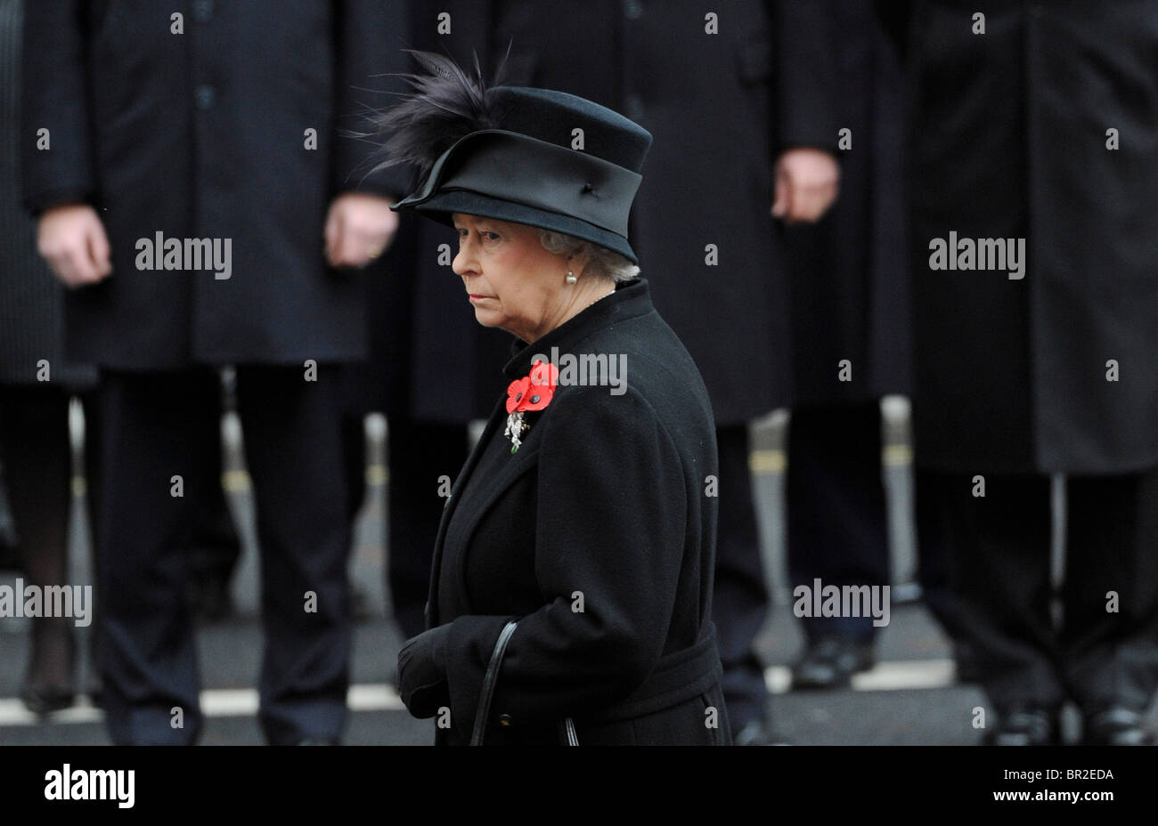 Son Altesse Royale la Reine Elizabeth II assiste à la cérémonie du dimanche service au Cénotaphe, Whitehall, Londres, 8 novembre 2009. Banque D'Images