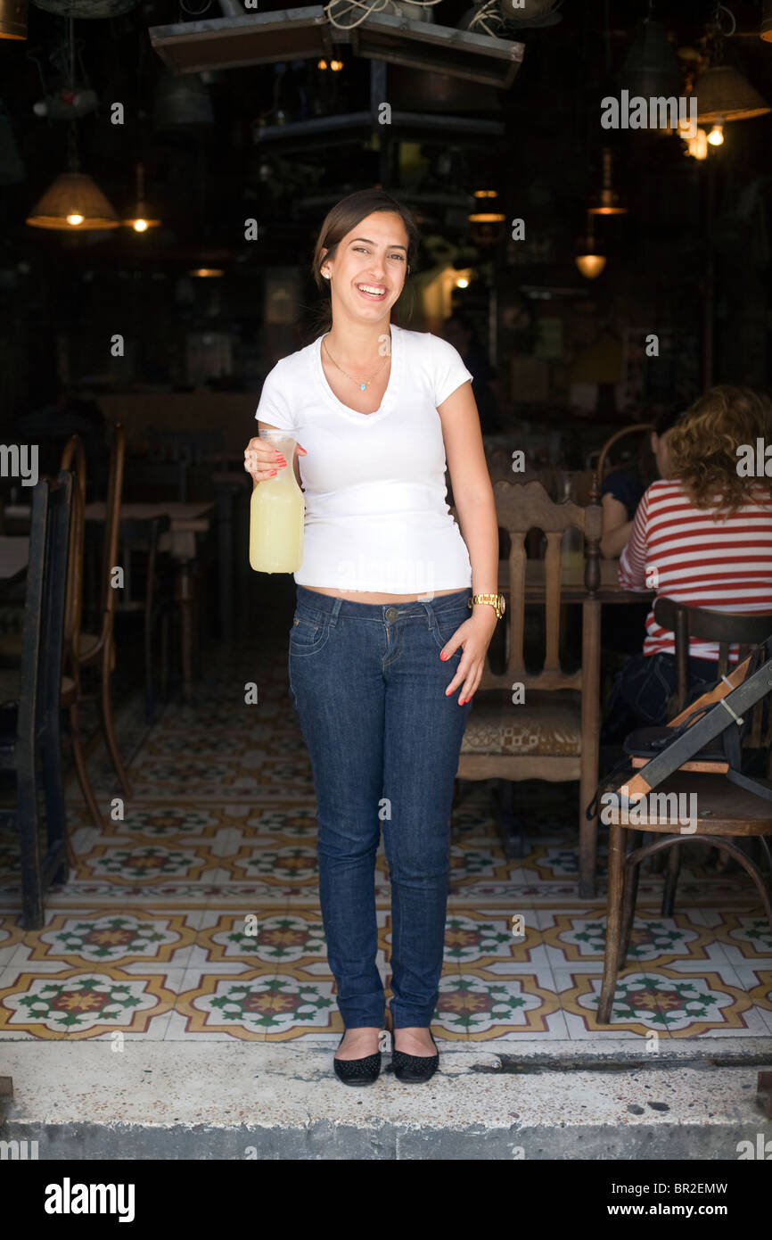 Une serveuse est titulaire d'une carafe de limonade à M. Shakshouka, un Tripolitanian restaurant casher à Jaffa, Tel-Aviv, Israël Banque D'Images